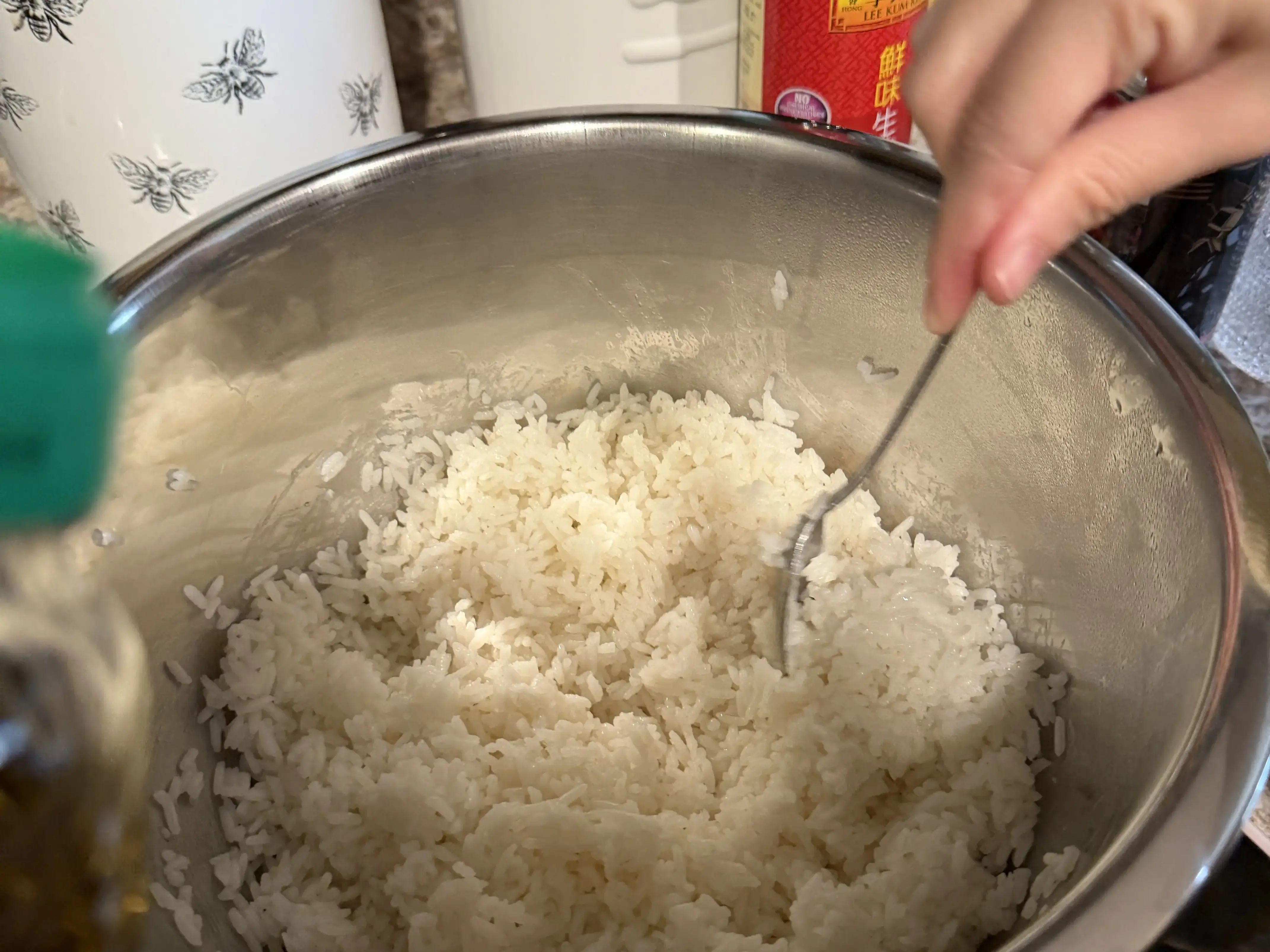 Seasoning sushi rice with rice vinegar